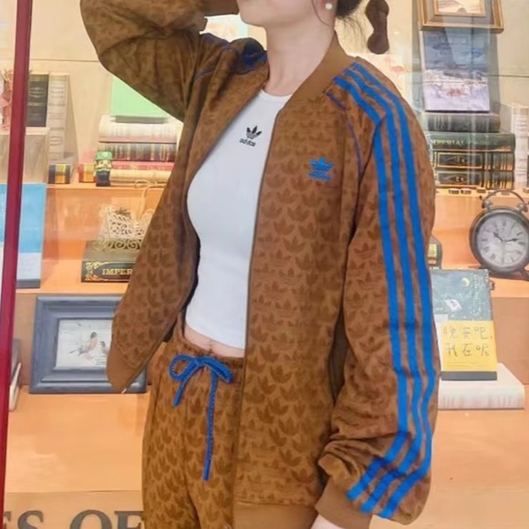 ✨Host pick✨Adidas originals superstar jacket
Excellent condition - Picture 1 of 7